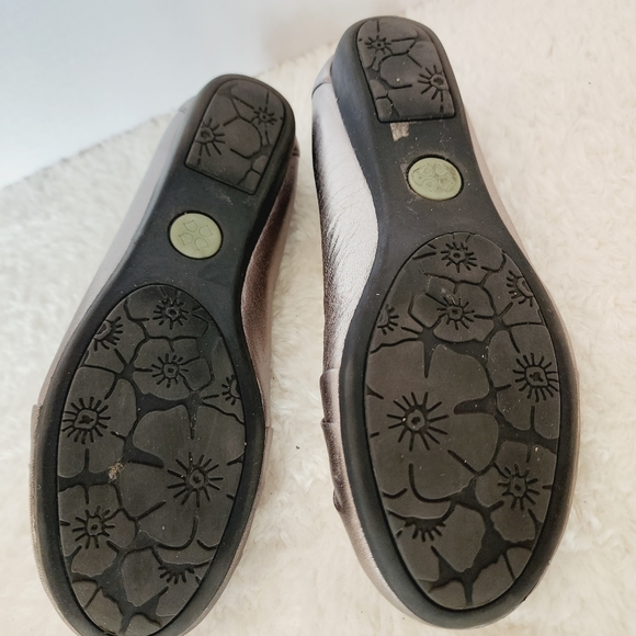 [7] Naturalizer Pewter Landry Flat - Picture 7 of 9